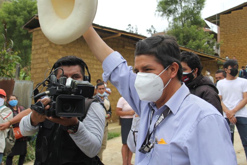 IMAGEN DE ARCHIVO. Pedro Castillo del partido Perú Libre saluda a los medios después de emitir su voto, fuera de un colegio electoral en Cajamarca, Perú.