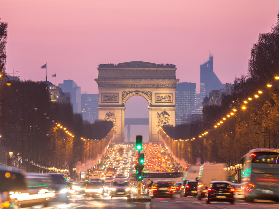 Platz 10: Paris ist nicht nur die Stadt der Liebe, die französische Hauptstadt eröffnet auch die Top Ten der Städte, in denen das meiste Verkehrschaos herrscht. Durchschnittlich 65,3 Stunden verbringen Autofahrer hier laut "Global Traffic Scorecard 2016" im Stau. Doch es geht noch schlimmer. (Bild-Copyright: ddp Images)