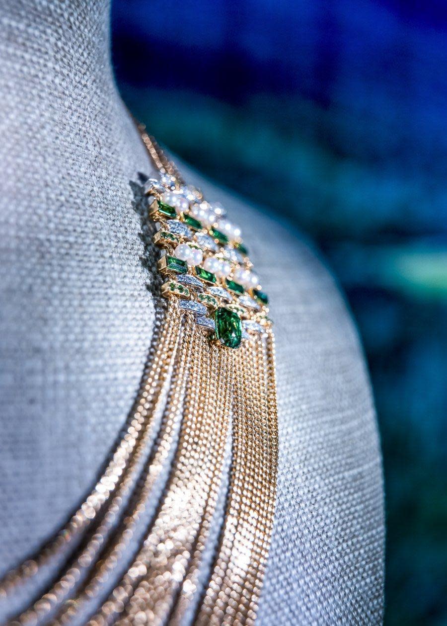 香奈兒Tweed de CHANEL頂級珠寶系列，第一篇章開始於2020年，這是展示於Tweed Valley主題區的珠寶項鍊編織處的細節。
