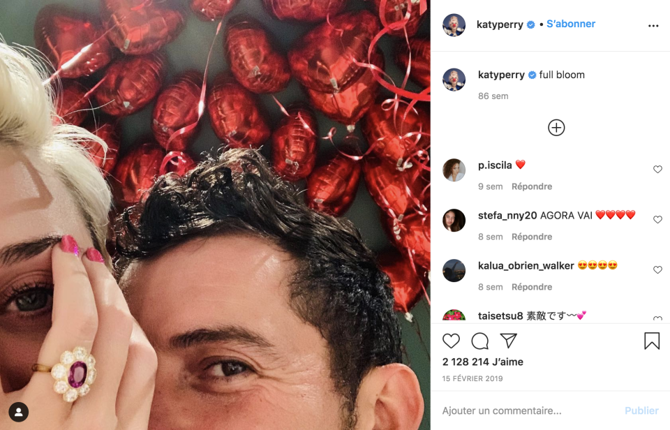 Le 15 février 2019, le couple annonce conjointement ses fiançailles sur Instagram, affichant sur leurs comptes respectifs une même photo accompagnée des légendes <em>"Lifetimes" </em>et<em> "full bloom"</em>. Nous vous laissons admirer, au passage, la bague offerte à l’interprète de <em>Roar</em> par son bel hidalgo. Un modeste caillou d’une valeur estimée à… Cinq millions de dollars. (©<em>Instagram @katyperry</em>)