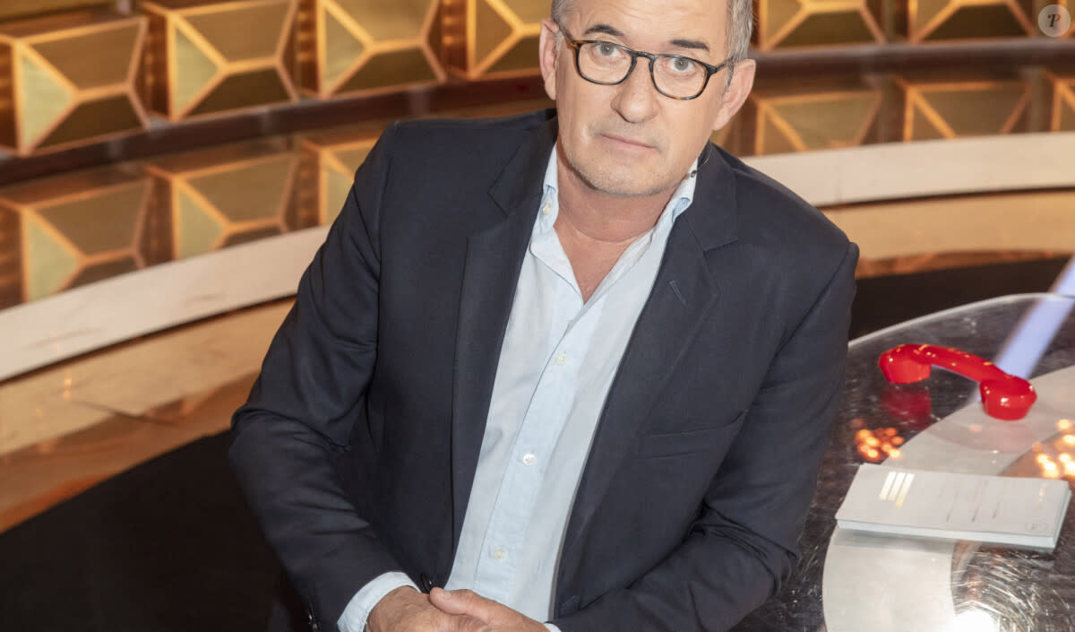 <p>Christophe Dechavanne est abimé par l'amour</p>
<p>Exclusif Christophe Dechavanne - Enregistrement du jeu "À Prendre Ou À Laisser" (APOAL) présenté par Christophe Dechavanne et diffusé sur C8. © Jack Tribeca/Bestimage</p> - © BestImage, Jack Tribeca / Bestimage