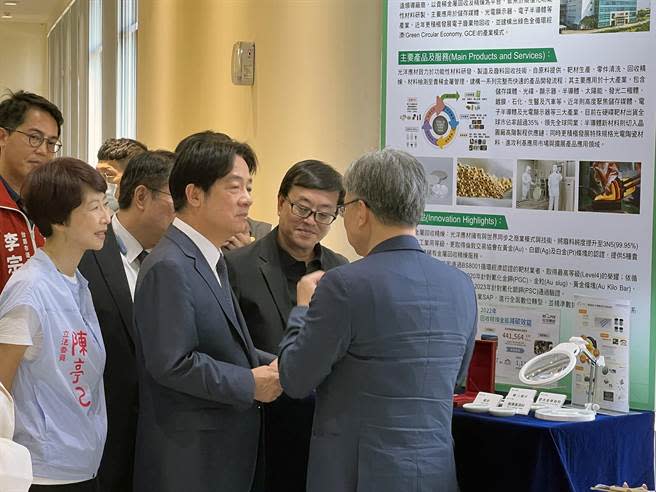 副總統賴清德出席台南市科技產業論壇暨趨勢產業策展，參觀廠商現場展出的攤位。（洪榮志攝）
