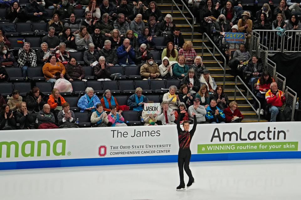 Jason Brown mempersiapkan penampilannya dalam program pendek putra pada Kejuaraan Seluncur Indah AS 2024 di Nationwide Arena.