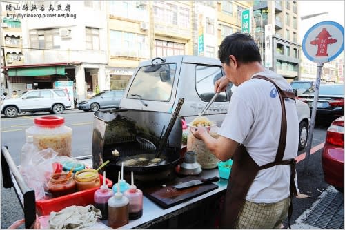 【食記│台南】開山路無名臭豆腐~新立食文化，站著吃也好好味的神祕臭豆腐!