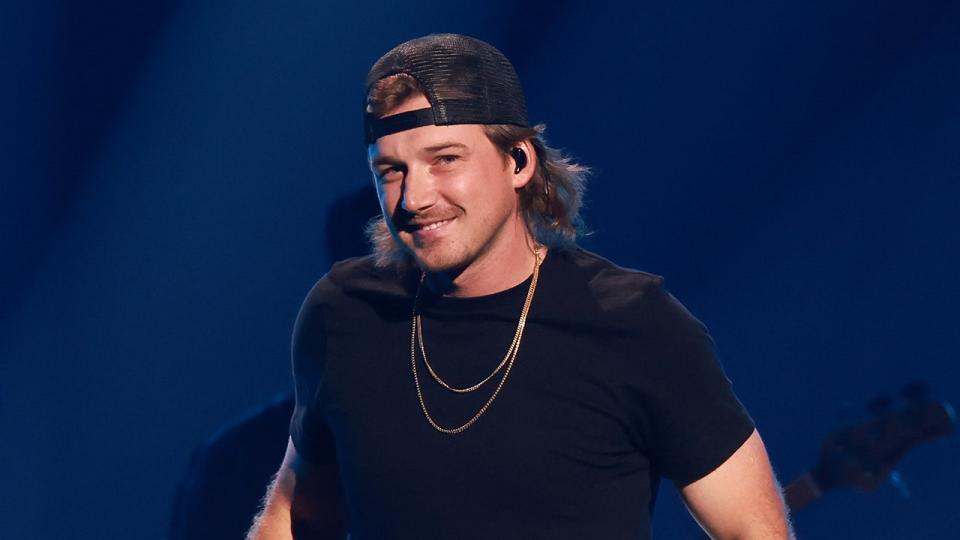 Country singer Morgan Wallen wears gold chains with a black T-shirt