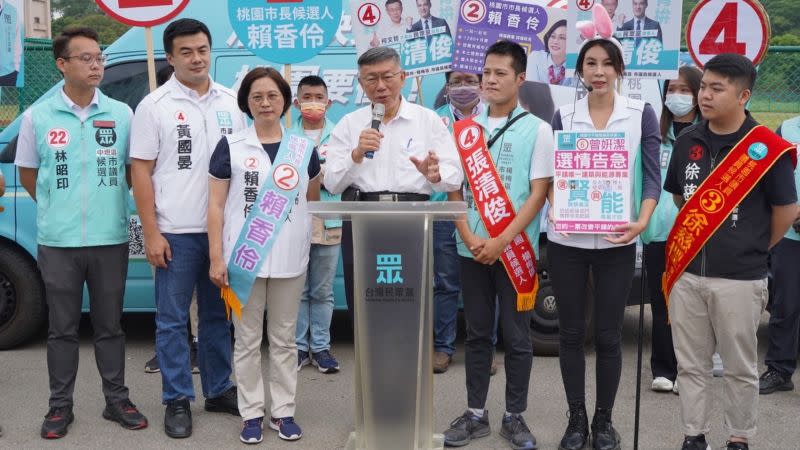 ▲身兼民眾黨主席的台北市長柯文哲，22日前往桃園替黨籍候選人車隊掃街。針對確診者不能投票一事，柯文哲也坦承是個難題。（圖／民眾黨提供）