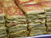 <b>MURTABAK</b><br><br>Murtabak berasal dari perkataan bahasa Arab 'mutabbaq' yang bermaksud berlipat. Cara pembuatannya adalah dengan melipat adunan roti yang telah diselit dengan daging ayam ataupun lembu berserta telur dan bawang. Untuk menyedapkan lagi rasa, peminat murtabak selalunya mencicah juadah bersama kuah dal atau bawang.