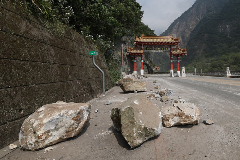 台8線天祥至牌樓路段7日上午搶通，受困天祥跟晶英酒店等第一批民眾撤離下山，包括17輛汽車、2輛機車，共44人。（中央社資料照）