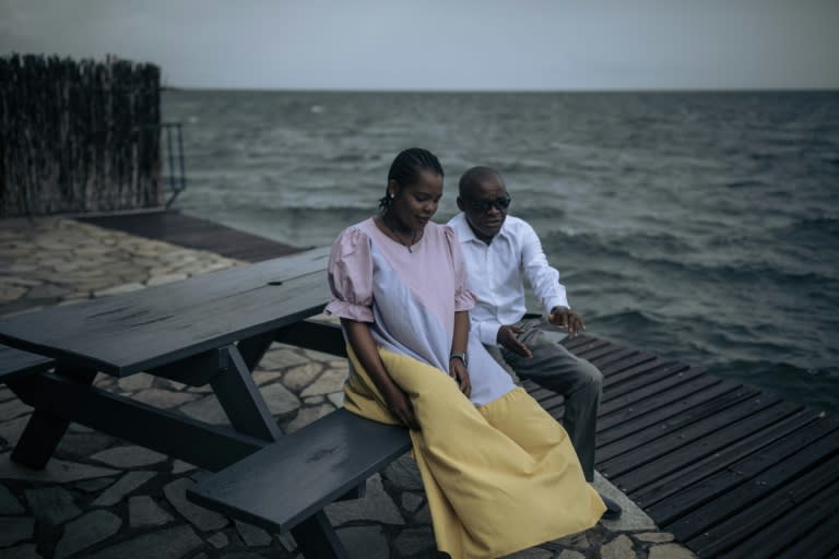 Rachel Sematumba et son père Onesphore Sematumba, au bord du lac Kivu, qui marque la frontière entre la RDC et le Rwanda, à Goma, le 2 avril 2024 (ALEXIS HUGUET)