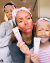 <p>C'est en famille que Jessica Alba prend soin de sa peau. Avec ses deux filles, l'actrice a organisé une séance cocooning avec des patchs pour les yeux et des masques à l'argile rouge de sa propre marque (honest beauty). </p><br>