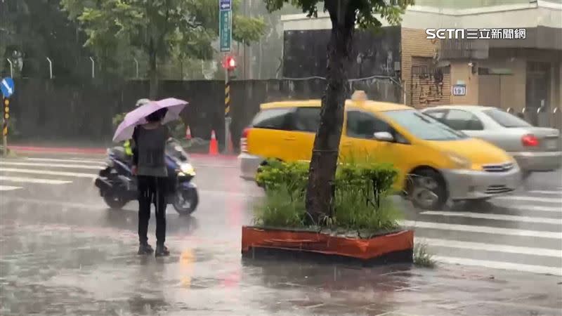 吳德榮提醒，今民眾外出務必慎防「較大雨勢」。（圖／資料照）