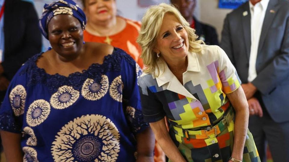 La primera dama de EE.UU., Jill Biden, junto a Patricia Sola, fundadora de la Iniciativa Esperanza para el Sur de África, en Namibia, 23 de febrero