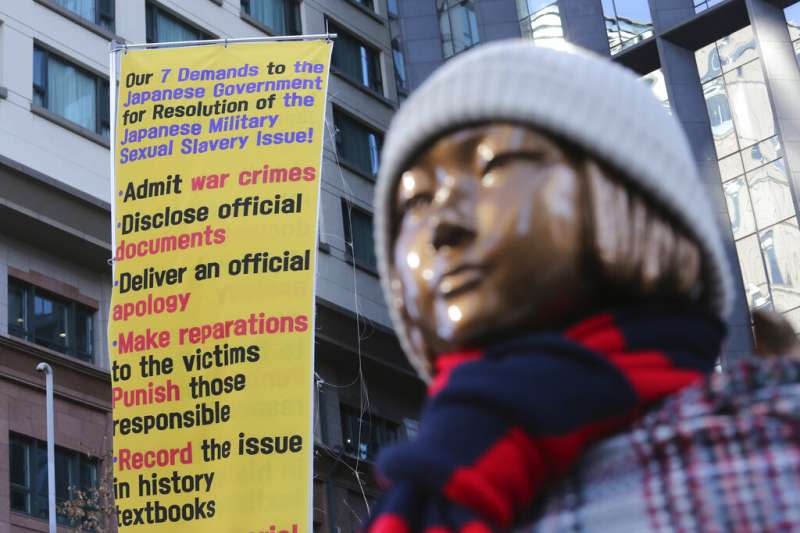 日本駐首爾大使館外的慰安婦少女銅像。（美聯社）