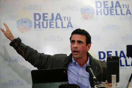 Venezuelan opposition leader and Governor of Miranda state Henrique Capriles speaks during a news conference in Caracas, Venezuela October 19, 2016. REUTERS/Marco Bello