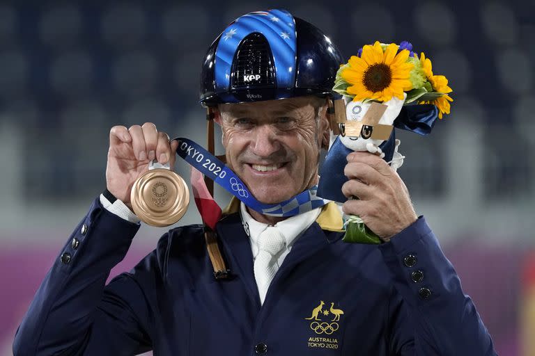 El australiano Andrew Hoy muestra la medalla de bronce que ganó en la final individual de salto ecuestre en el Parque Ecuestre de Tokio en los Juegos Olímpicos de Verano de 2020, el lunes 2 de agosto de 2021 en Tokio, Japón.