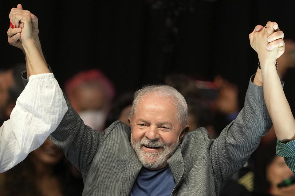 Pré-candidato e ex-presidente Lula em evento com aliados e apoiadores em Brasília, em 12 de julho de 2022 (Associated Press / Eraldo Peres)