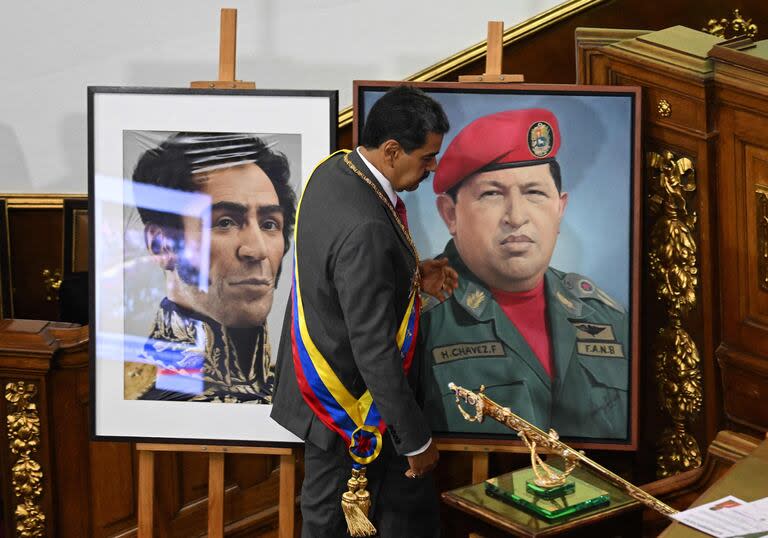 El presidente de Venezuela, Nicolás Maduro, pareció debilitarse muchas veces durante una década turbulenta en el poder, pero el ex conductor de autobús y heredero ungido de Hugo Chávez se aferró obstinadamente al volante (Federico PARRA / AFP)