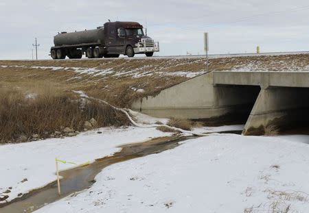 Clean-up efforts continue about 15 miles outside Williston, North Dakota January 22, 2015. REUTERS/Andrew Cullen