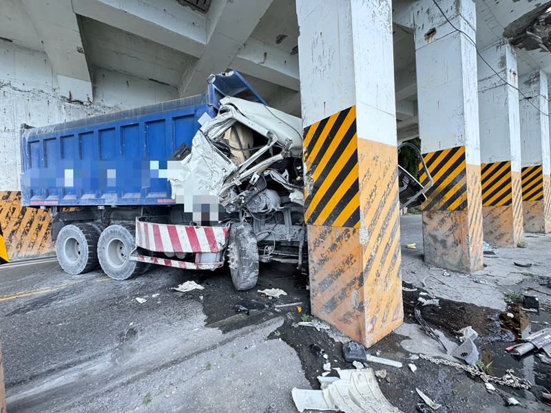 台9丁線（舊蘇花公路）和仁段北上車道，15日上午11時許發生大貨車自撞明隧道事故，撞擊力道大，車頭嚴重受損，造成駕駛及乘客2人輕重傷。（圖／新城警分局提供）