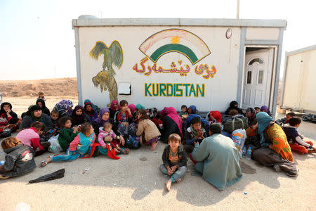 Displaced people who are fleeing from clashes in Nawaran north of Mosul during an operation to attack Islamic State militants, Iraq October 26, 2016. REUTERS/Ari Jalal