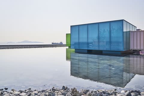 在博物館裡，八個色彩繽紛的立方體排列在一個俯瞰著瀨戶內海的盆地上 PHOTO CREDIT: Simose Art Museum