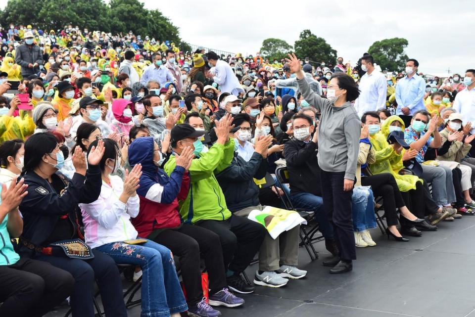 總統蔡英文到池上參加「2020池上秋收稻穗藝術節」，並向鄉親揮手致意。（台灣好基金會提供）