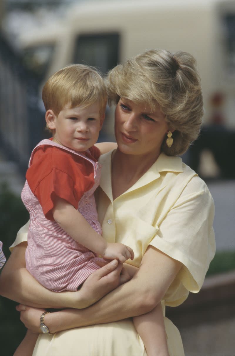 Diana mit Harry während eines Urlaubs mit der spanischen Königsfamilie im Marivent Palace in Palma de Mallorca im August 1987. (Getty Images)