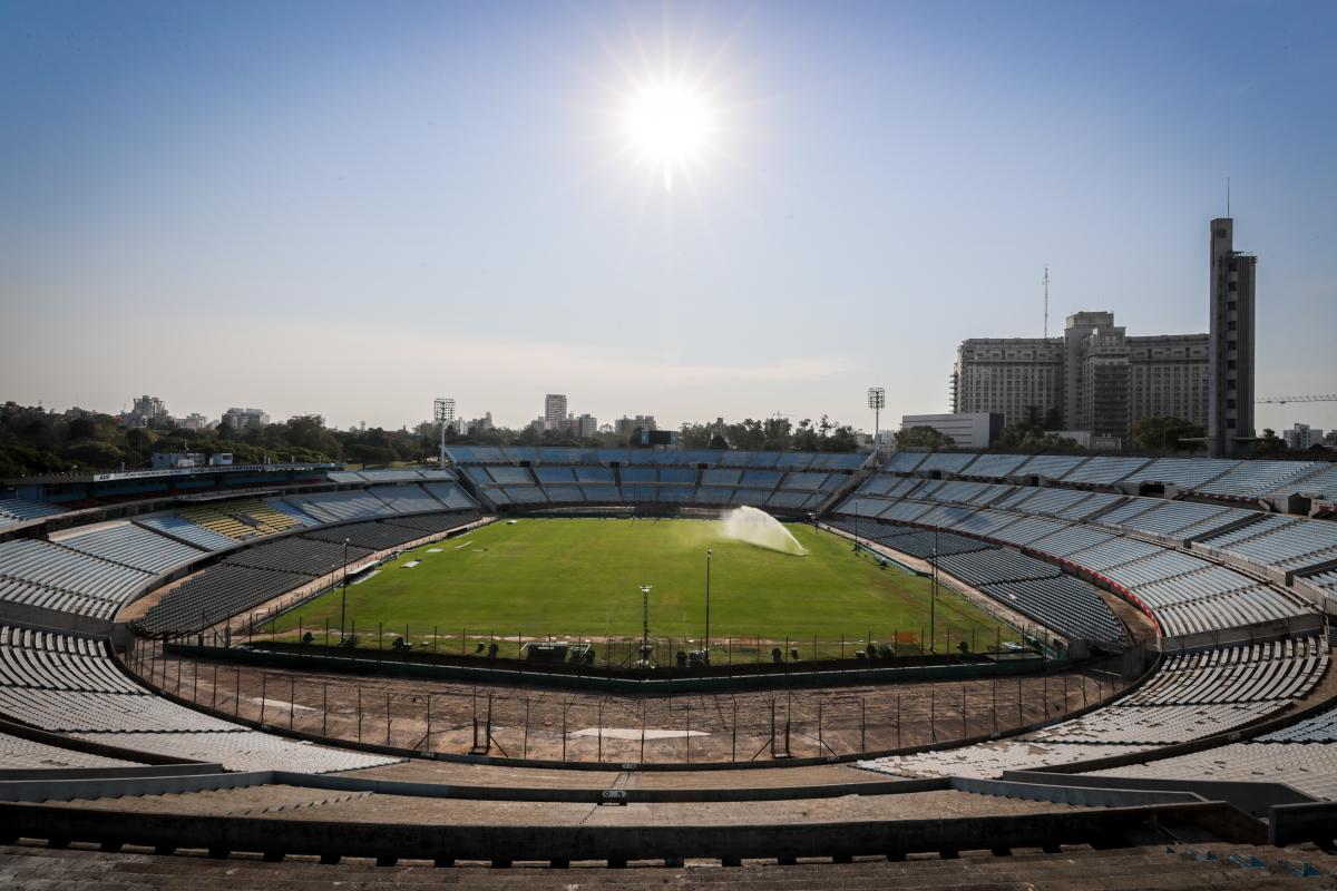 El 15 de agosto vuelve el fútbol en Uruguay, pero sin público - Diario Hoy  En la noticia