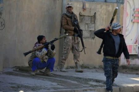 Members of the Iraqi rapid response forces gather during a battle with Islamic State militants in Wahda district of eastern Mosul, Iraq, January 6, 2017. REUTERS/Alaa Al-Marjani