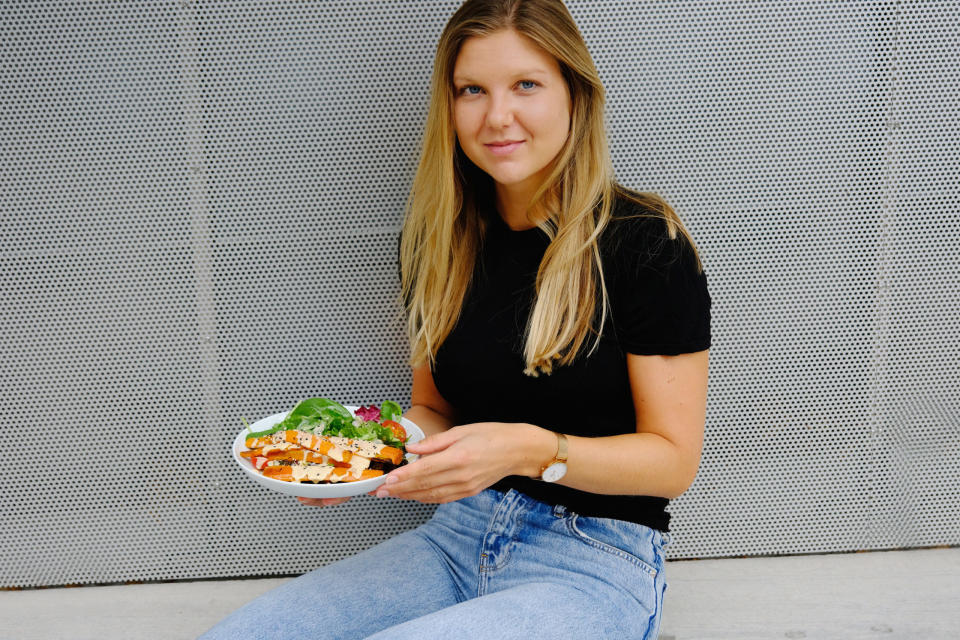 Redakteurin Julia Poggensee hat sich vier Wochen lang pflanzlich ernährt. Ihr veganes Lieblingsgericht: Bowls. - Copyright: Lisa Kempke für Business Insider