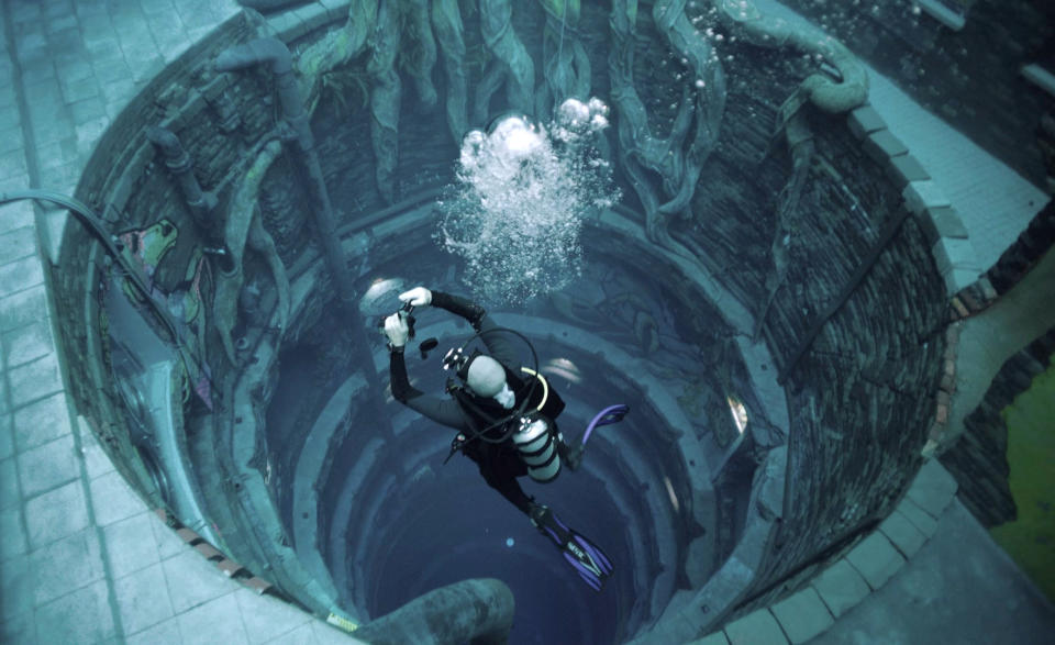 <p>La piscina alcanza los 60 metros de profundidad, 15 más que cualquier otra del mundo. El récord está certificado por el Libro Guinness. (Foto: Giuseppe Cacace / AFP / Getty Images).</p> 