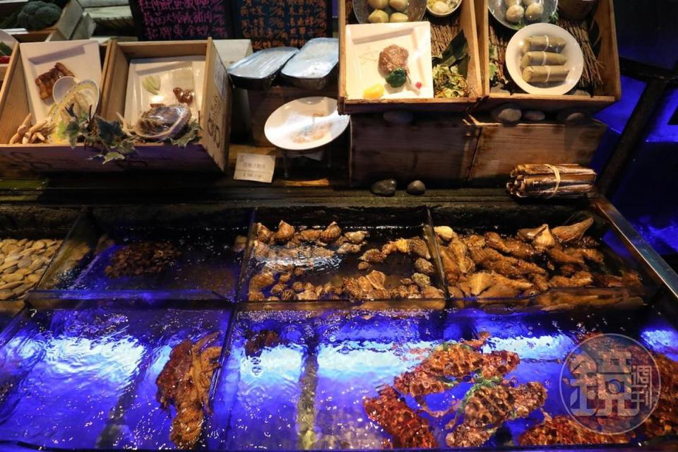 「真的好海鮮餐廳」有一區獨立的水族箱區，依溫度不同擺放多樣海鮮。