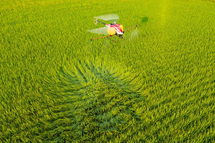 無人機搭配GPS定位將精準針對特定領域進行施肥、灑農業，減少集約農業對環境的傷害。（Photo by 昇典影像 www.dantw.com on Flickr under C.C. License）