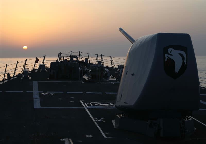 美國海軍17日宣布，勃克級神盾驅逐艦「米利厄斯號」（USS Milius）於16日航行通過台灣海峽，對此，我國防部表示「 美艦通過台灣海峽北駛期間，國軍全程掌握我周邊海、空域相關動態，狀況均正常。」。（圖／翻攝自第七艦隊推特）