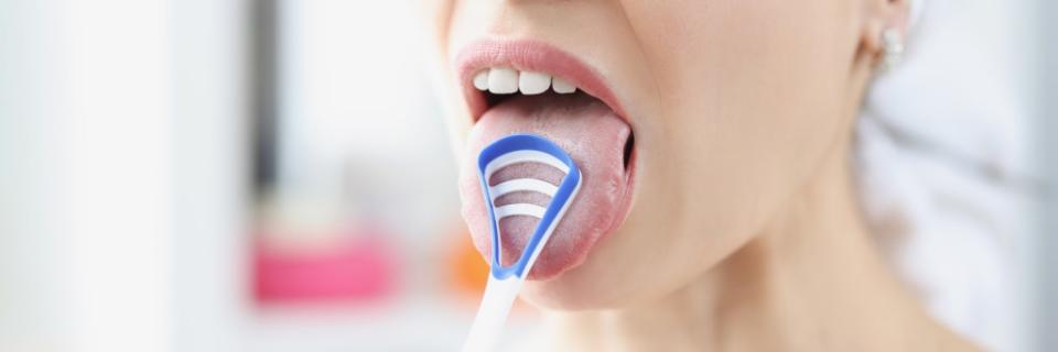 Scrape your tongue to keep your breath smelling fresh. megaflopp – stock.adobe.com