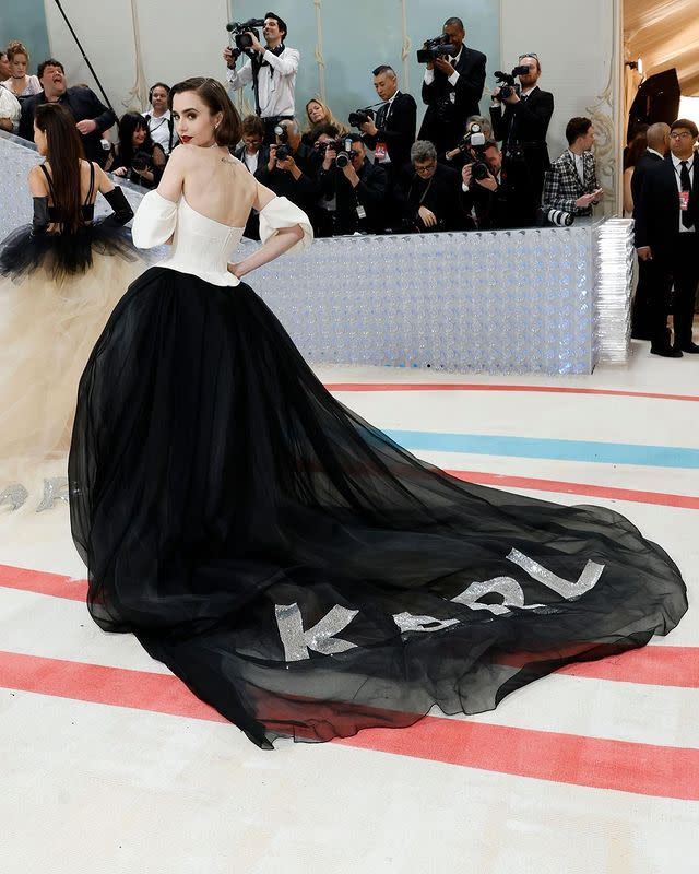 「Met Gala」莉莉·柯林斯致敬之心太強烈，裙襬「KARL」四字驚呆網。（圖／翻攝自metgalaofficial IG）