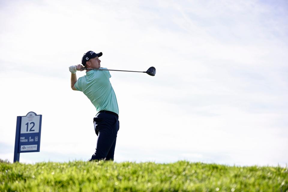 Hayden Springer juega su tiro desde el tee del hoyo 12 durante la ronda final del Farmers Insurance Open 2024 en el campo Torrey Pines South. (Orlando Ramirez/Getty Images)