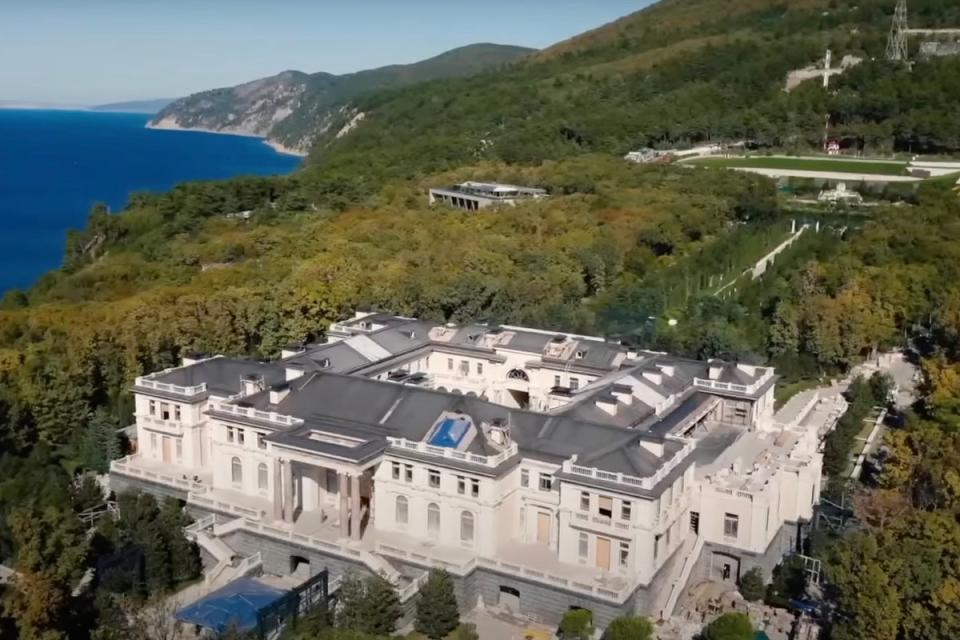 ‘Putin’s Palace’ on the Black Sea coast as captured in Alexei Navalny’s documentary (Alexei Navalny/Youtube)