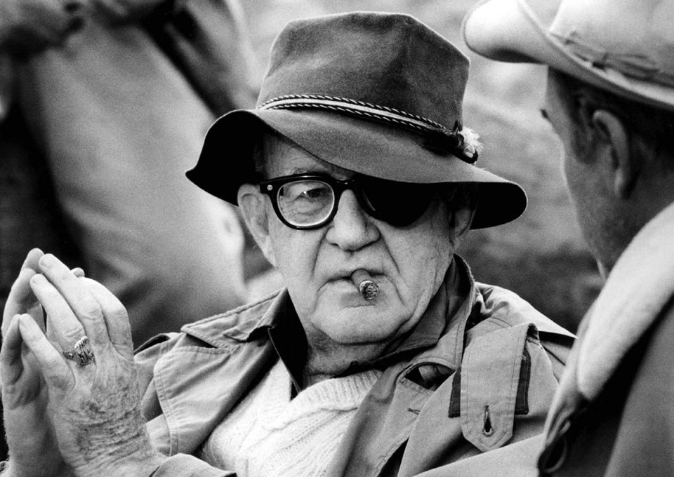 El director de John Ford en un set de rodaje en 1960. (Foto: Richard C. Miller/Donaldson Collection/Getty Images)