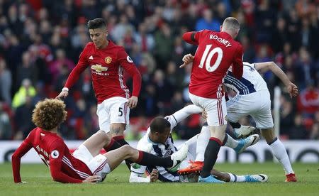 Britain Soccer Football - Manchester United v West Bromwich Albion - Premier League - Old Trafford - 1/4/17 West Bromwich Albion's Salomon Rondon in action with Manchester United's Marcos Rojo, Marouane Fellaini and Wayne Rooney Reuters / Andrew Yates Livepic