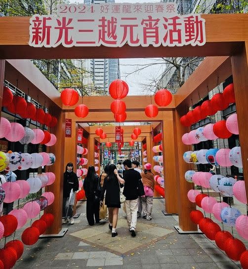2024新光三越元宵燈展「好運龍來迎春祭」，即日起至3月6日於台北信義新天地熱鬧展開。