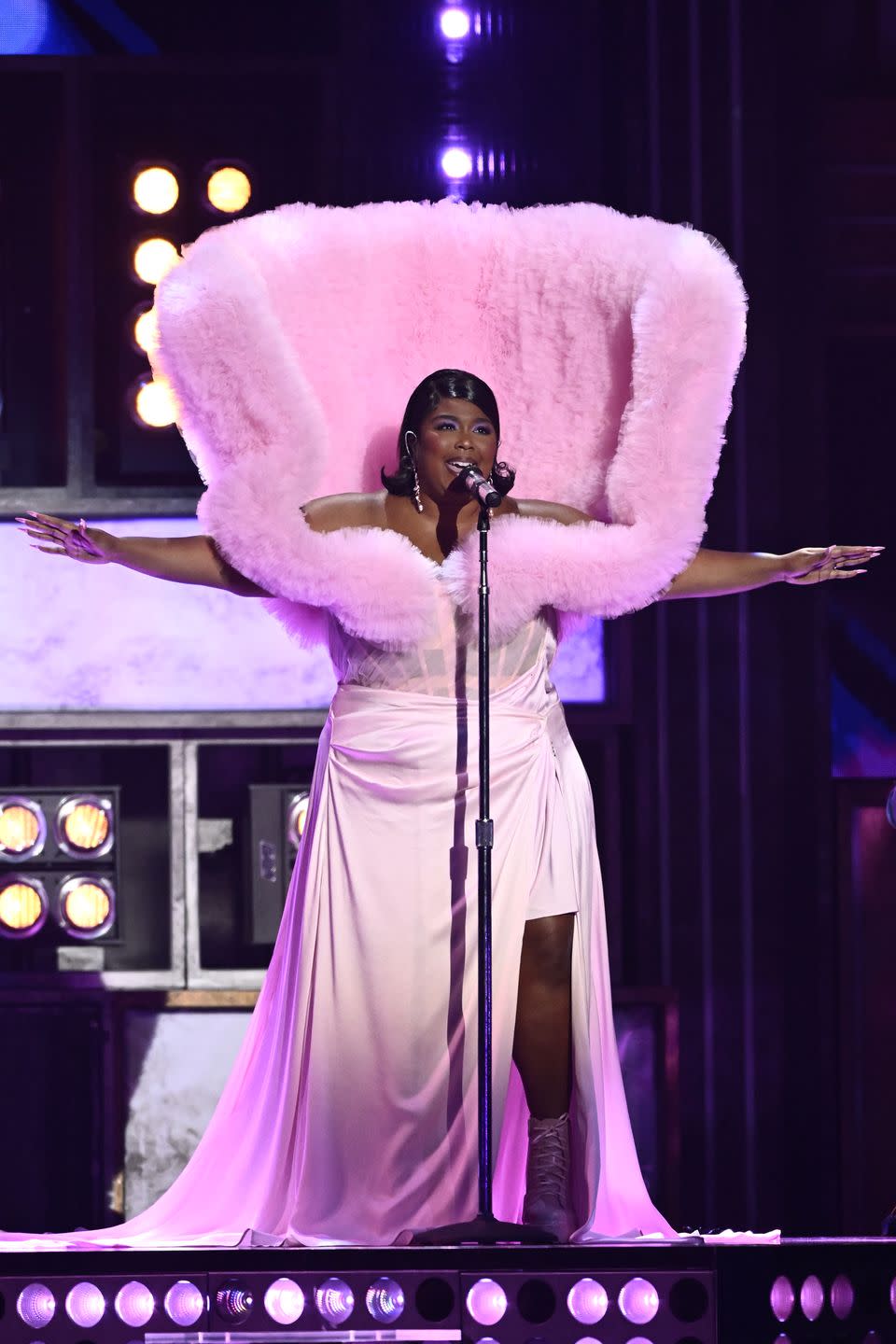 lizzo pink dress singing