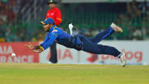 <p>Cricketspieler Dilshan Munaweera aus Sri Lanka hechtet in Colombo während eines Spiels gegen Bangladesch in Richtung Ball. (Bild: AP Photo/Eranga Jayawardena) </p>