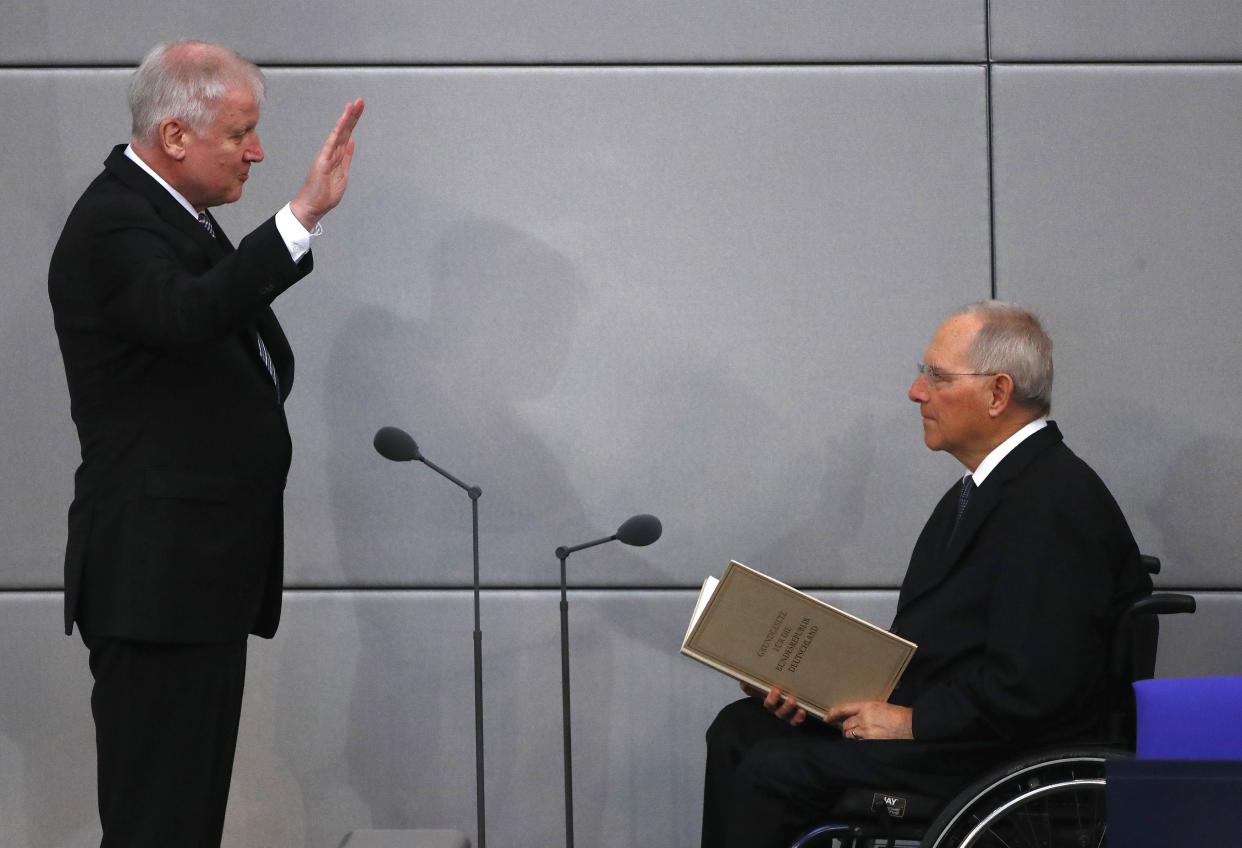 Horst Seehofer wird von seinem Amtsvorgänger Wolfgang Schäube als Innenminister vereidigt – vielleicht hätte er sich gleich ein paar Tipps geben lassen sollen… (Bild: REUTERS/Hannibal Hanschke)