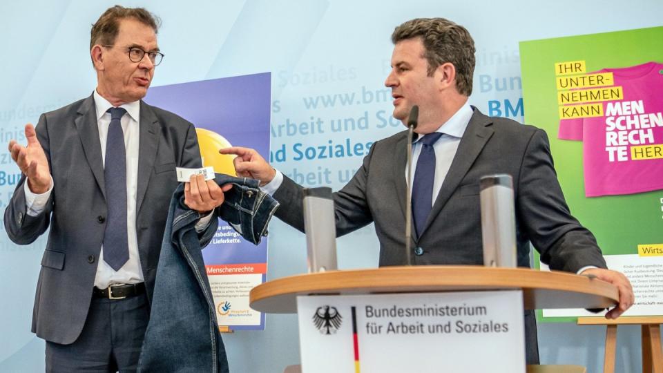 Arbeitsminsiter Heil (r) und Entwicklungsmminister Müller während einer Pressekonferenz zum Lieferkettengesetz in Berlin.