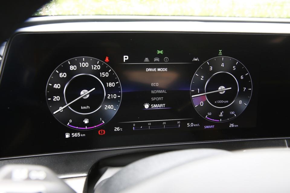 12.3吋數位儀錶可提供豐富且易判讀的行車資訊，並能根據不同行車模式而變換不同顯示的主題與色調。