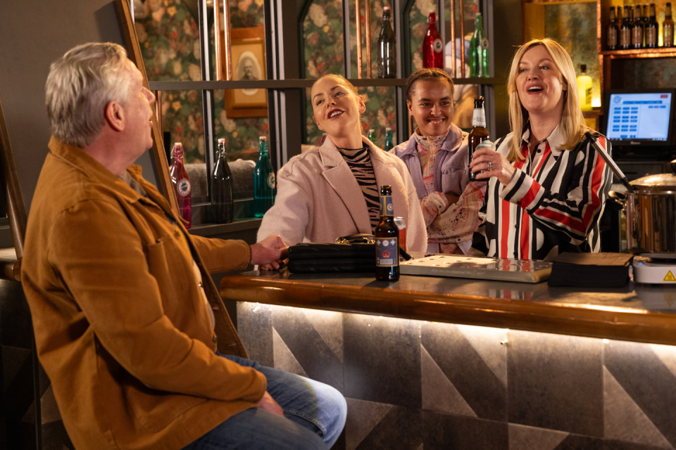 jack osborne, cindy cunningham, phoenix hathaway and diane hutchinson in hollyoaks