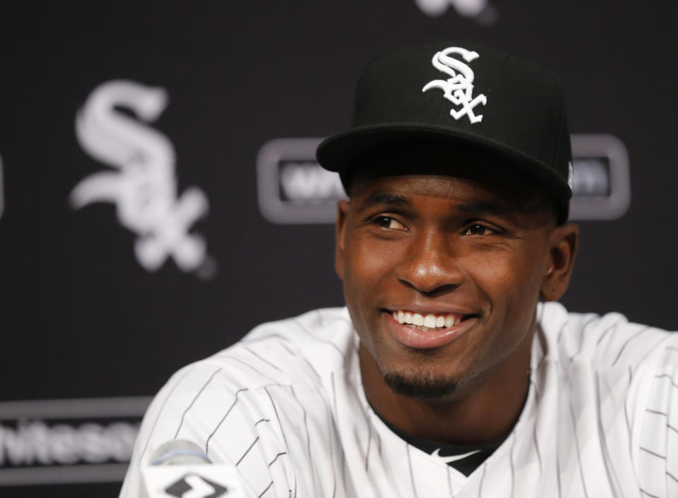 ARCHIVO - En esta foto del 27 de mayo de 2017, el jardinero cubano Luis Robert en una rueda de prensa tras firmar con los Medias Blancas de Chicago. (AP Foto/Charles Rex Arbogast, File)