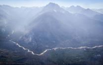 <p>Rauch steigt im Kootenay-Nationalpark im kanadischen Alberta über einem Stück Wald auf. Auch die Nachbarprovinz British Columbia wird von großen Waldbränden heimgesucht. (Bild: Jeff Mcintosh/The Canadian Press/AP/dpa) </p>