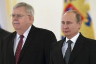 Russian President Vladimir Putin (R) and new U.S. Ambassador to Russia John Tefft attend a ceremony to hand over credentials at the Kremlin in Moscow, November 19, 2014. REUTERS/Alexander Zemlianichenko/Pool